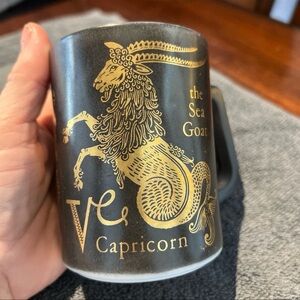VINTAGE CAPRICORN HOROSCOPE BLACK & GOLD MILK GLASS MUG BY FEDERAL GLASS